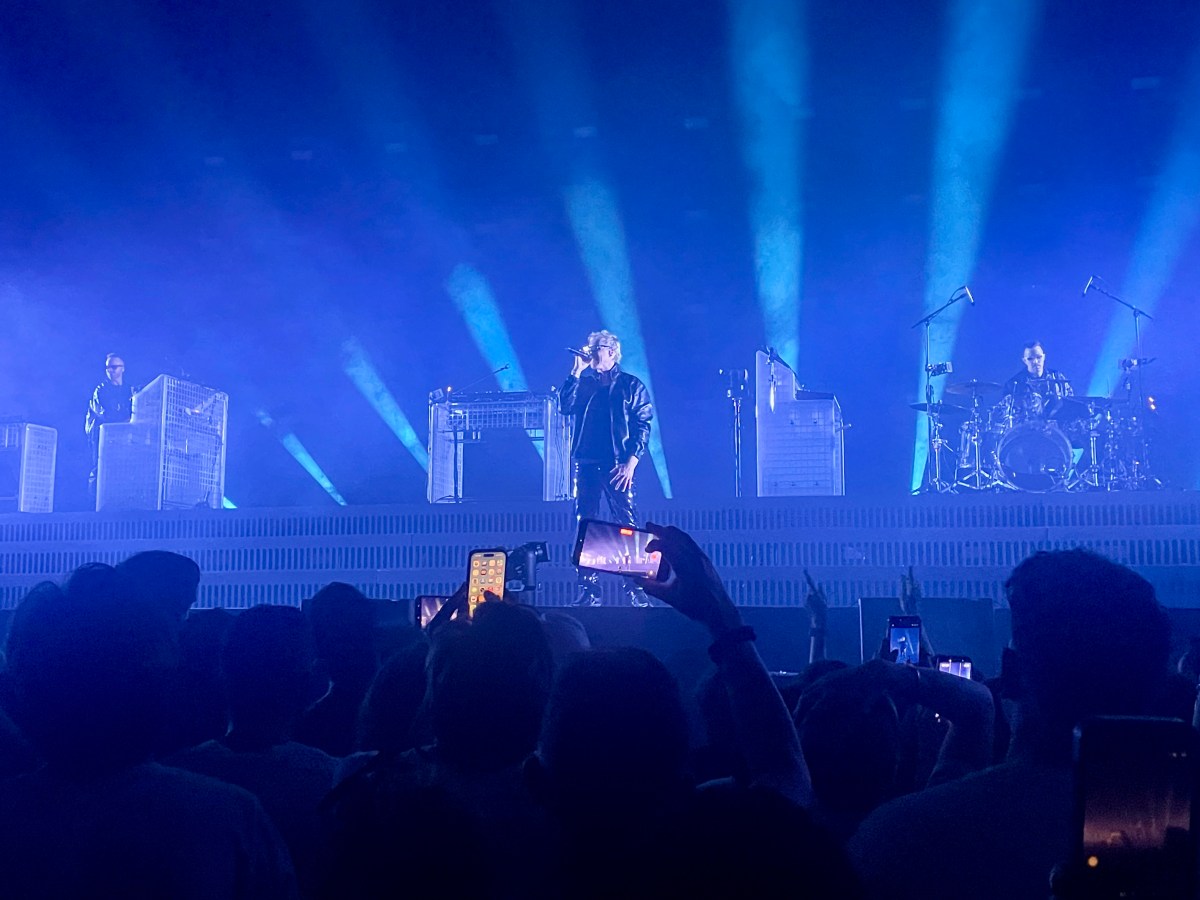A long list of bangers, a confetti shower and an international crowd. RÜFÜS DU SOL prove at Madrid gig that, in these turbulent times, “Music is better when we’re together”